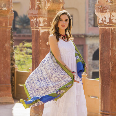 Mantón de seda, 'Kolkata Beauty' - Mantón de seda tejido a mano con motivo geométrico de la India