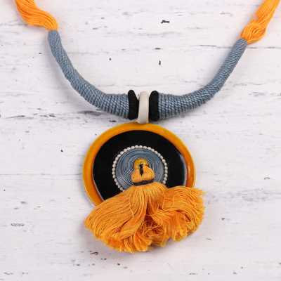 Halskette mit Keramikanhänger - Ringelblumen-Halskette mit Anhänger aus Keramik und Baumwolle aus Indien