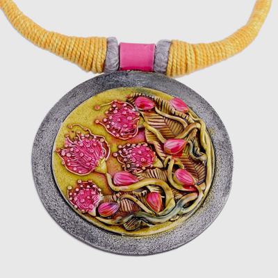 Collar colgante de cerámica - Collar con colgante floral de cerámica y algodón de la India