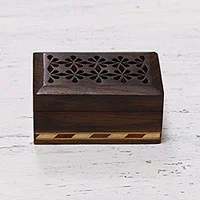 Dekorative Holzbox, „Blumenpfad“ – handgefertigte Holzbox mit Jali- und Inlay-Motiven