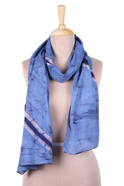 Baumwoll-Batik-Schal, „Graceful Splits“. - Blau-weiß gestreifter Crackle-Batik-Schal aus 100 % Baumwolle