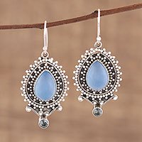 Pendientes colgantes de calcedonia y topacio azul, 'Tranquil Day' - Pendientes colgantes de calcedonia y topacio azul de la India