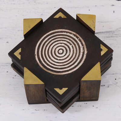 Holzachterbahnen, 'Bull's Eye' (Satz mit 6 Stück) - Handgefertigter Satz von 6 geometrischen braunen Holzuntersetzern aus Indien