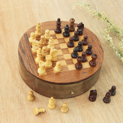 Hölzernes Mini-Schachspiel „Battle of the Minds“ – Indisches handgemachtes Schachspiel-Set aus Holz