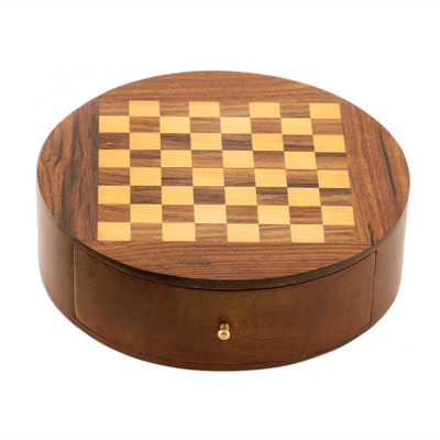Hölzernes Mini-Schachspiel „Battle of the Minds“ – Indisches handgemachtes Schachspiel-Set aus Holz