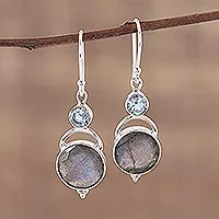 Aretes colgantes de labradorita y topacio azul - Pendientes colgantes de labradorita y topacio azul de la India