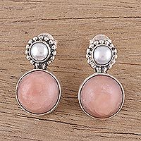 Pendientes colgantes de perlas cultivadas y ópalo, 'Moonlit Blush' - Pendientes colgantes de perlas cultivadas de agua dulce y ópalo rosa