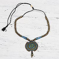 Keramik-Anhänger-Halskette, „Peacock Gold“ – handbemalte goldene Pfau-Keramik-Anhänger-Halskette