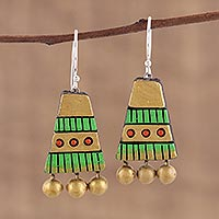 Ohrhänger aus Keramik, „Tribal Pyramids“ – goldfarbene und grüne Keramik-Ohrringe aus Indien