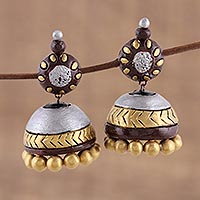 Ohrhänger aus Keramik, „Gleaming Sonata“ – Ohrhänger aus Keramik in Gold und Silber aus Indien