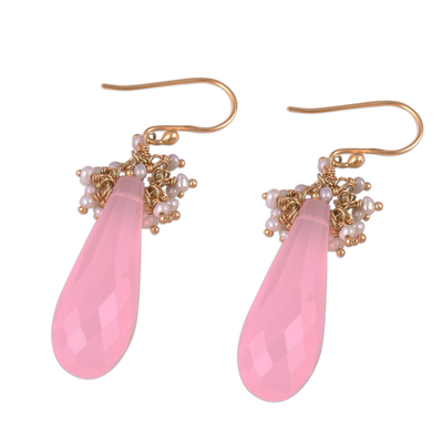 Pendientes colgantes de cuarzo rosa y perlas cultivadas con baño de oro - Pendientes hechos a mano con perlas cultivadas de cuarzo rosa chapadas en oro de 22k