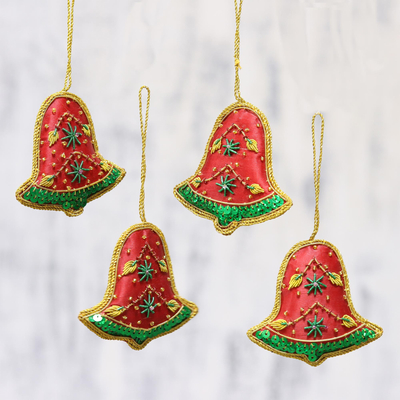 Perlenornamente, (4er-Set) - Set aus vier Weihnachtsglocken-Ornamenten mit roten und grünen Paillettenperlen