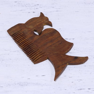 Dekorativer Kamm aus Holz, 'Angenehmer Pfau'. - Handgefertigter dekorativer Pfauenkamm aus Akazienholz, hergestellt in Indien