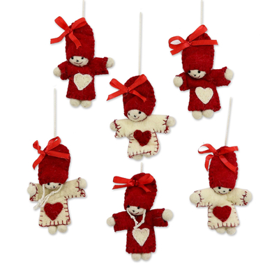 Ornamente aus Wollfilz, 'Festliche Puppen' (6er-Satz) - Sechs handgefertigte Wollpuppen-Ornamente mit Herzmotiv aus Indien