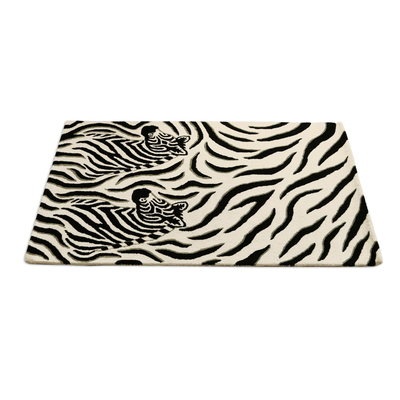 Handgetufteter Teppich aus Wolle - Handgetufteter Wollteppich mit zwei Zebras in Schwarz und Elfenbein
