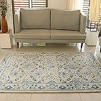Teppich aus Wollmischung, „Persian Splendor“ (5x8) – handgeknüpfter rechteckiger Teppich aus Wolle und Viskose in Blaubeige