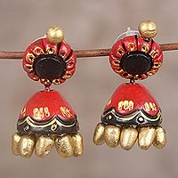 Pendientes colgantes de cerámica, 'Festive Jhumki' - Pendientes colgantes Jhumki de cerámica roja, negra y dorada festiva