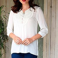 Rayon-Bluse, „Afternoon Tea“ – Viskose-Bluse mit dreiviertel Ärmeln und schneeweißem Spitzeneinsatz