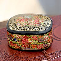 Caja decorativa de papel maché, 'Cheerful Flare' - Caja decorativa de oro metálico y floral pintada a mano