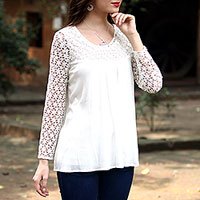 Blusa de rayón con encaje, 'Daisy Snow' - Blusa de rayón blanca como la nieve con hombros y mangas de margarita de ganchillo