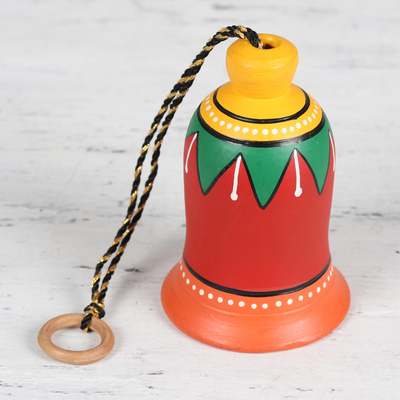 Keramische Glocke, 'Klang der Freude - Handgemalte Keramikglocke mit dekorativem Akzent aus Indien