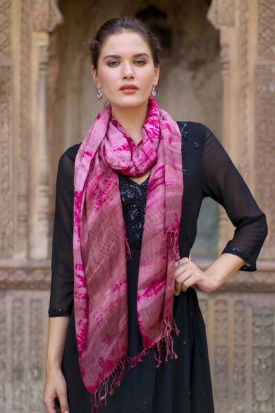 Schal aus gefärbter Baumwolle, „Ruby Tides“ – Handgefertigter Schal aus gefärbter, rubinroter Baumwolle mit Fransen