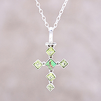 Halskette mit Peridot-Anhänger, „Verdant Cross“ – Halskette mit Kreuz-Anhänger aus Peridot und zusammengesetztem Türkis