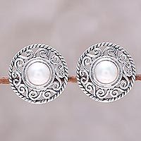 Pendientes de botón de perlas cultivadas, 'Crowned Moonlight' - Pendientes de botón de volutas de plata de ley con perlas cultivadas