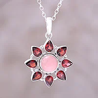 Granat- und Opal-Anhänger-Halskette, „Glowing Flower“ – Rosa Opal- und Granat-Blumenhalskette aus Sterlingsilber