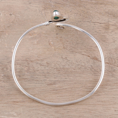 Onyx-Manschettenarmband, „Modern Delhi Vibe“. - Minimalistisches Manschettenarmband aus Sterlingsilber und grünem Onyx