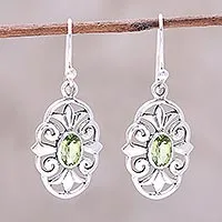 Pendientes colgantes de peridoto, 'Encantamiento verde' - Pendientes colgantes de peridoto y plata de ley 925 de la India