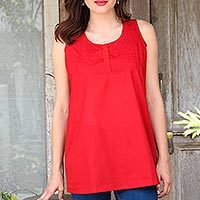 Blusa de algodón, 'Crimson Charm' - Blusa de algodón artesanal en carmesí de la India