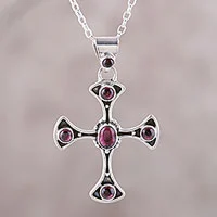 Granat-Anhänger-Halskette, „Beautiful Faith“ – Granat- und Sterlingsilber-Kreuz-Anhänger-Halskette mit Punktmotiv