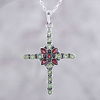 Granat- und Peridot-Anhängerkette, „Glistening Cross“ – Peridot- und Granat-Kreuzanhängerkette aus Indien