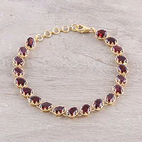 Pulsera estilo tenis con granate bañada en oro, 'Regal Garland' - Pulsera estilo tenis con granate bañada en oro de 20 quilates procedente de la India