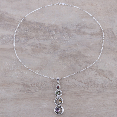 Halskette mit Anhängern aus mehreren Edelsteinen - Halbmondförmige Halskette mit Anhängern aus mehreren Edelsteinen aus Indien