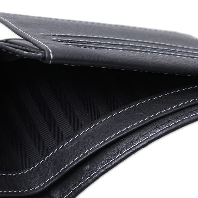 Herren-Geldbörse aus Leder - Herren-Geldbörse aus schwarzem gekrispeltem Leder mit kontrastierenden Nähten