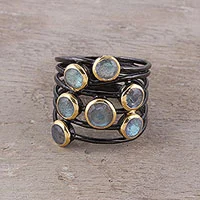 Anillo de cóctel de labradorita con detalles dorados. - Anillo de cóctel de múltiples piedras con labradorita con detalles dorados de la India.