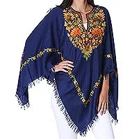 Poncho de lana, 'Midnight Life' - Poncho de lana con bordado floral en medianoche de la India