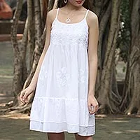 Vestido de verano de algodón, 'Breezy Summer' - Vestido bordado Chikankari de algodón blanco con tiras de la India