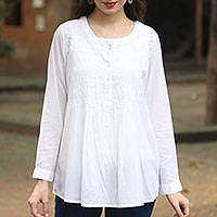 Blusa de algodón, 'Classic Snowy White' - Blusa blanca floral de manga larga bordada a mano en India