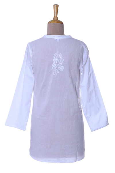Lange Tunika aus bestickter Baumwolle, „White Blooms“ - Langärmlige weiße Bluse mit Blumenmuster, handbestickt in Indien