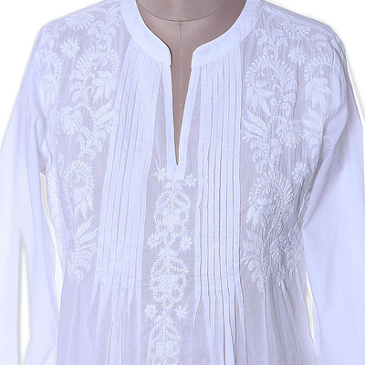 Lange Tunika aus bestickter Baumwolle, „White Blooms“ - Langärmlige weiße Bluse mit Blumenmuster, handbestickt in Indien