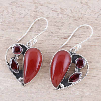 Karneol- und Granat-Baumelohrringe, „Rote Herzen“. - Karneol- und Granat-Herz-Ohrringe aus Indien