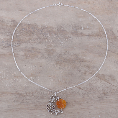 Halskette mit Quarz- und Granat-Anhänger, „Floral Pods“ – Halskette mit Quarz- und Granat-Blumenanhänger aus Indien