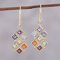 Pendientes colgantes de múltiples piedras preciosas chapados en oro, 'Bienestar' - Pendientes de chakras de múltiples piedras preciosas chapados en oro de la India