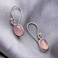 Ohrhänger aus Chalcedon, „Luminous Soft Pink“ – Ohrhänger aus zartrosa Chalcedon aus Indien