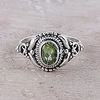 Anillo de cóctel de peridoto, 'Traditional Romantic' - Anillo de cóctel de peridoto tradicional de la India