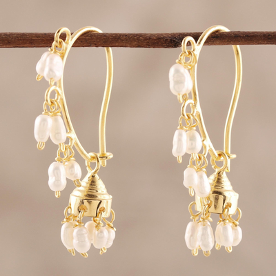 Pendientes tipo candelabro con perlas cultivadas bañadas en oro - Aretes de candelabro de perlas cultivadas chapados en oro de la India