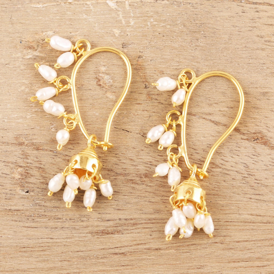 Pendientes tipo candelabro con perlas cultivadas bañadas en oro - Aretes de candelabro de perlas cultivadas chapados en oro de la India